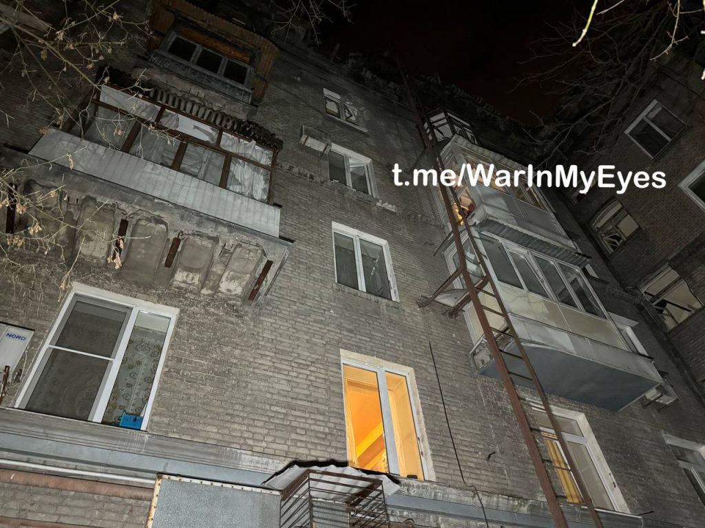 Последствия обстрела центра Донецка из РСЗО в 00:10 1 января. Погибли 3 человека 7 ранено.