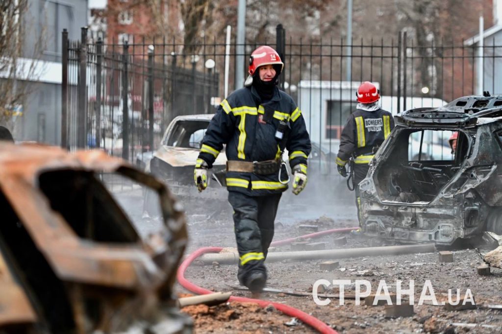 Автосалон в Киеве, где сгорело не менее 27 автомобилей
