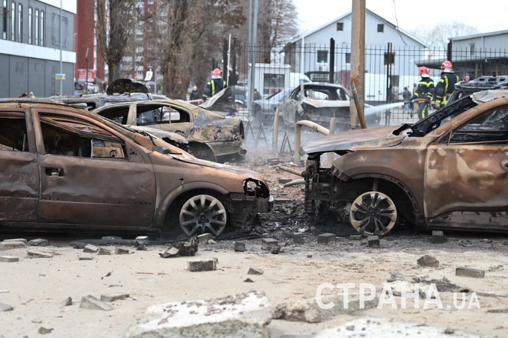 Автосалон в Киеве, где сгорело не менее 27 автомобилей