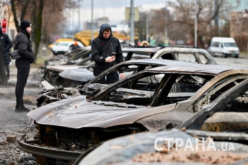 Автосалон в Киеве, где сгорело не менее 27 автомобилей
