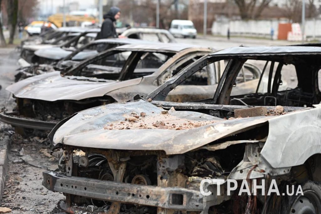 Автосалон в Киеве, где сгорело не менее 27 автомобилей