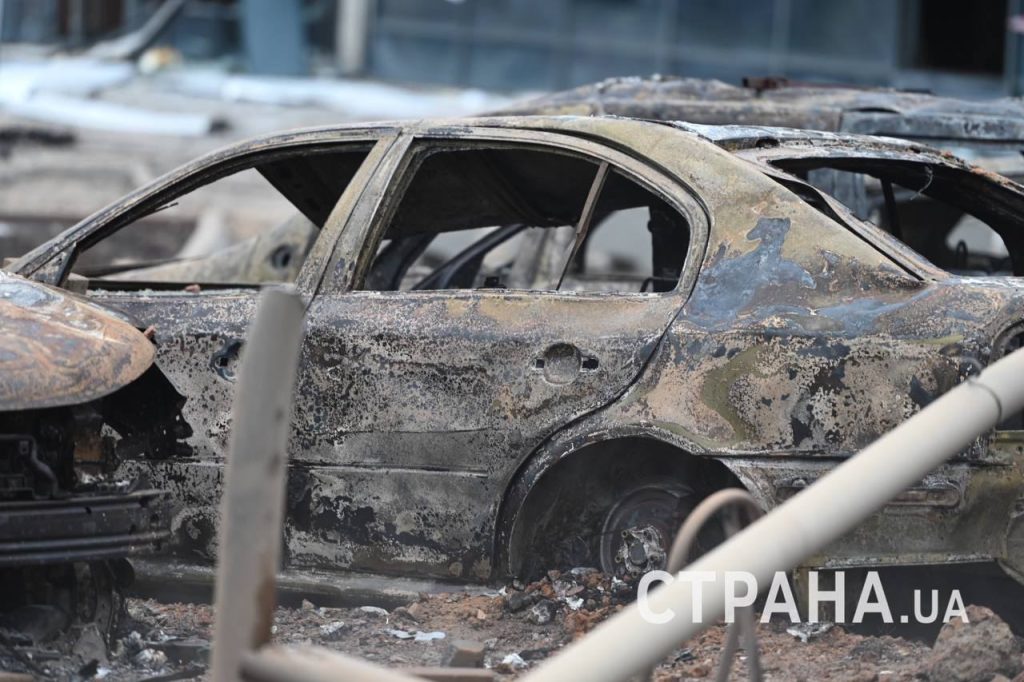 Автосалон в Киеве, где сгорело не менее 27 автомобилей