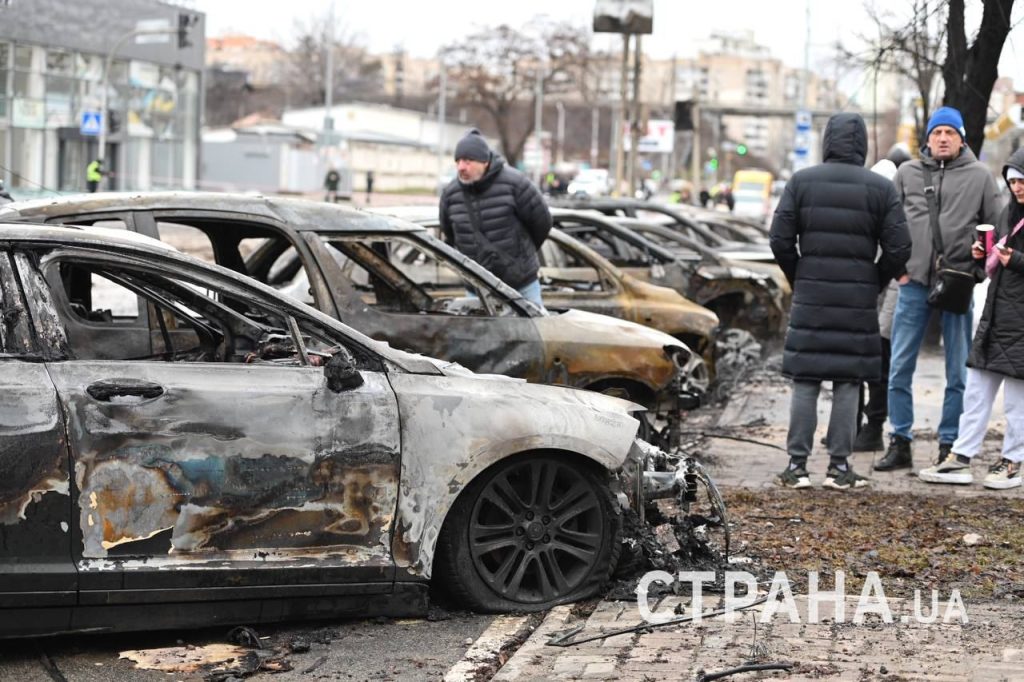 Автосалон в Киеве, где сгорело не менее 27 автомобилей