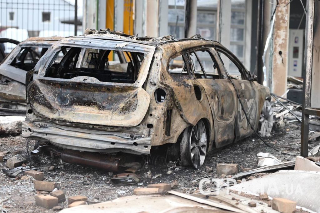 Автосалон в Киеве, где сгорело не менее 27 автомобилей