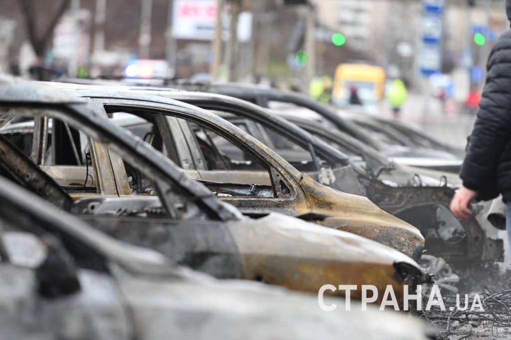 Автосалон в Киеве, где сгорело не менее 27 автомобилей