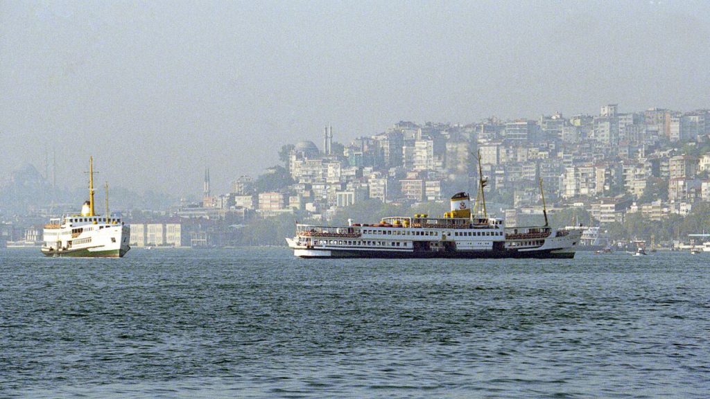 Турция отказалась пропускать минные тральщики, подаренные Украине Британией