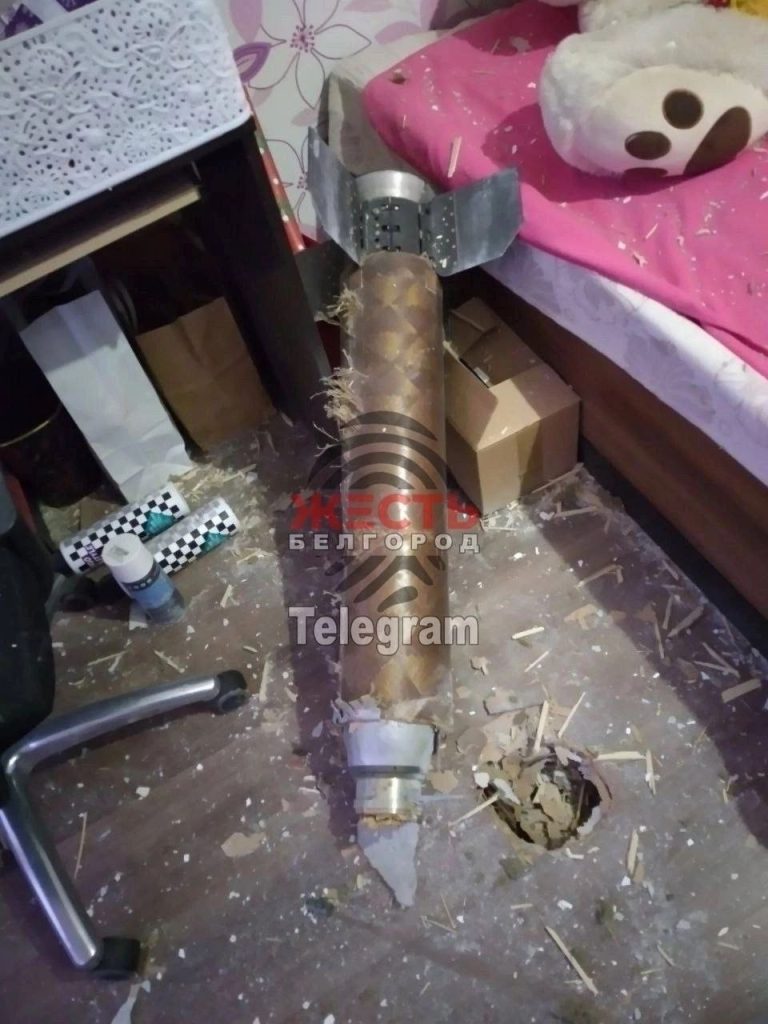 Отработавшие маршевые двигатель от ЗУР 9М335 ЗРПК «Панцирь-С1», отработавших по целям над Белгородом во время обстрела города сегодня днём