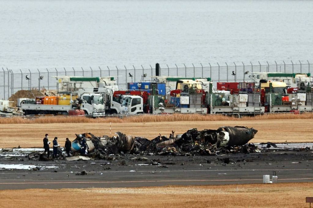 Все, что осталось от сгоревшего в токийском аэропорту Airbus 350