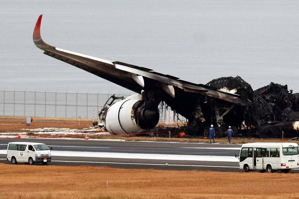 Все, что осталось от сгоревшего в токийском аэропорту Airbus 350