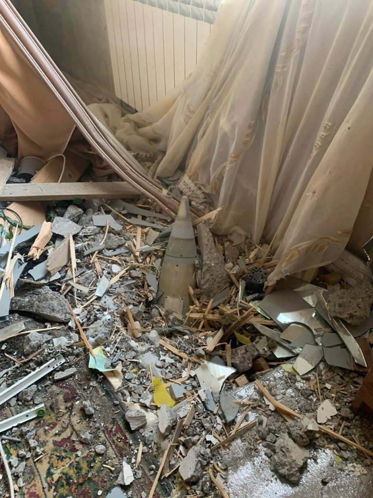 Неразорвавшийся украинский снаряд, прилетевший в один из жилых домов в Белгороде