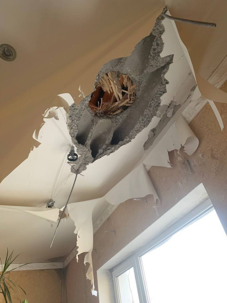 Неразорвавшийся украинский снаряд, прилетевший в один из жилых домов в Белгороде