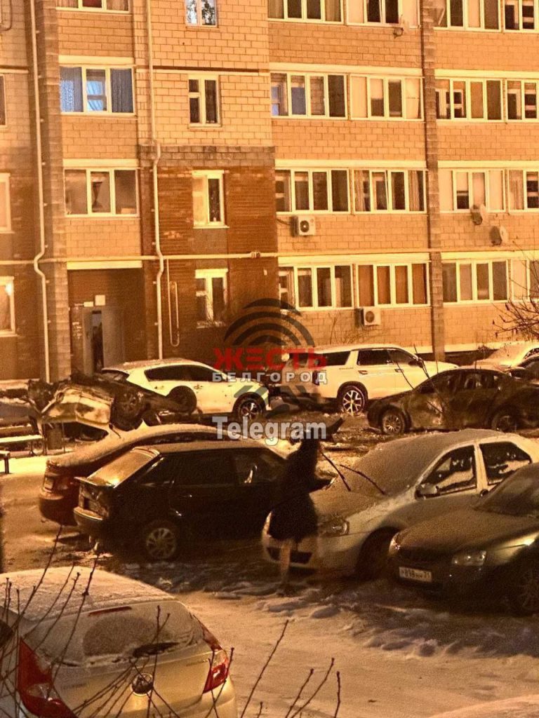 Повреждённые автомобили и воронка на местах обстрела в Белгороде