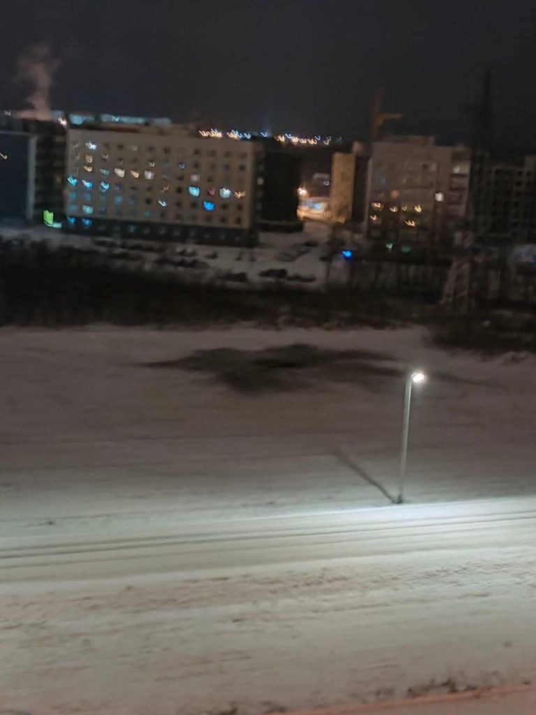 Повреждённые автомобили и воронка на местах обстрела в Белгороде