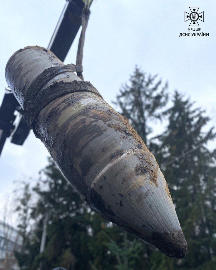 ДСНС Украины публикуют фотографии обезвреживания неразорвавшейся боевой части гиперзвуковой ракеты «Кинжал»