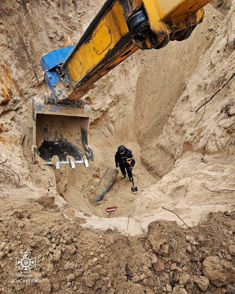 ДСНС Украины публикуют фотографии обезвреживания неразорвавшейся боевой части гиперзвуковой ракеты «Кинжал»