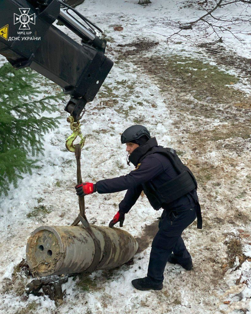 ДСНС Украины публикуют фотографии обезвреживания неразорвавшейся боевой части гиперзвуковой ракеты «Кинжал»