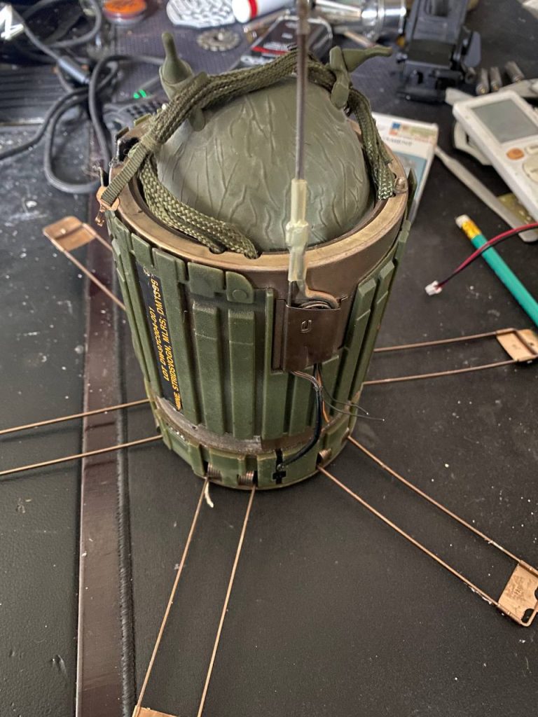 Разбор немецкой противотанковой мины DM1399, запускаемой дистанционно при помощи кассетных боеприпасов AT2 SCATMIN, запускаемых из РСЗО MARS-II (M270B)