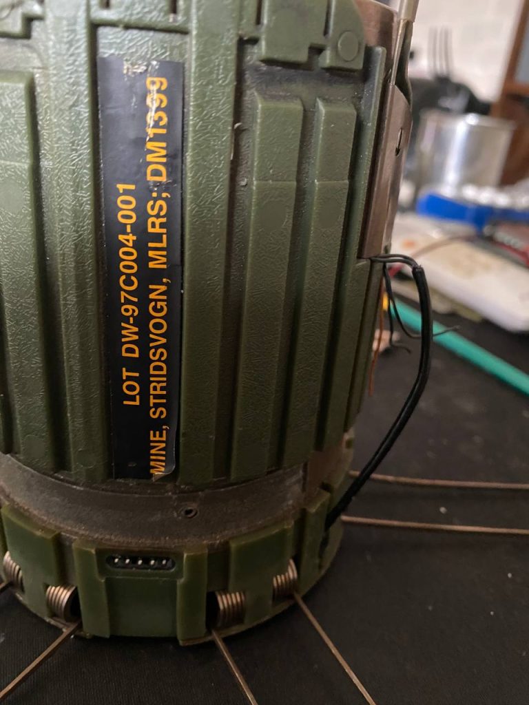 Разбор немецкой противотанковой мины DM1399, запускаемой дистанционно при помощи кассетных боеприпасов AT2 SCATMIN, запускаемых из РСЗО MARS-II (M270B)