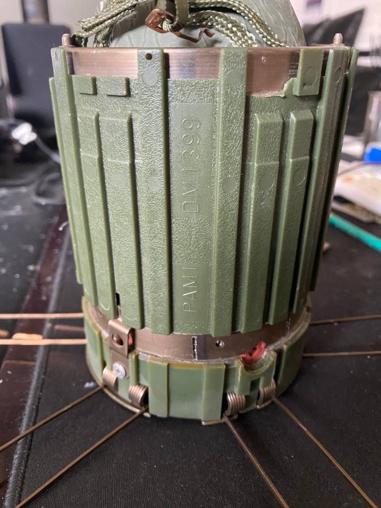 Разбор немецкой противотанковой мины DM1399, запускаемой дистанционно при помощи кассетных боеприпасов AT2 SCATMIN, запускаемых из РСЗО MARS-II (M270B)