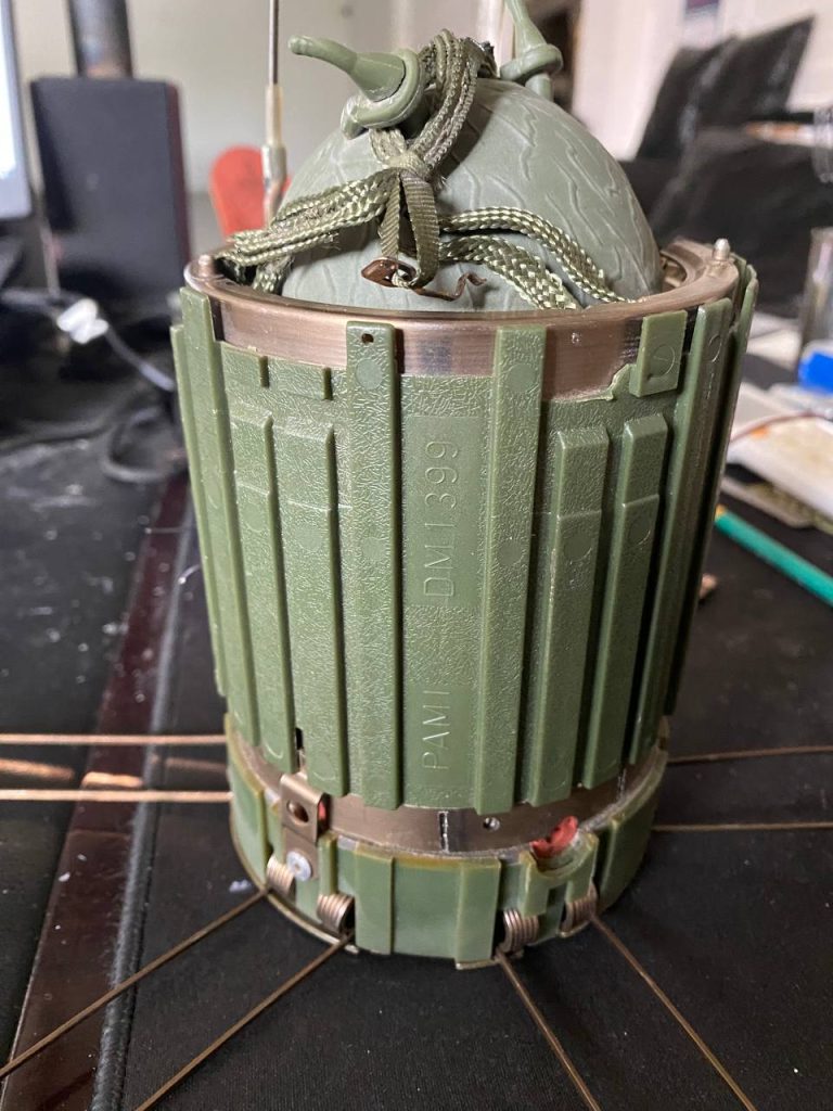 Разбор немецкой противотанковой мины DM1399, запускаемой дистанционно при помощи кассетных боеприпасов AT2 SCATMIN, запускаемых из РСЗО MARS-II (M270B)