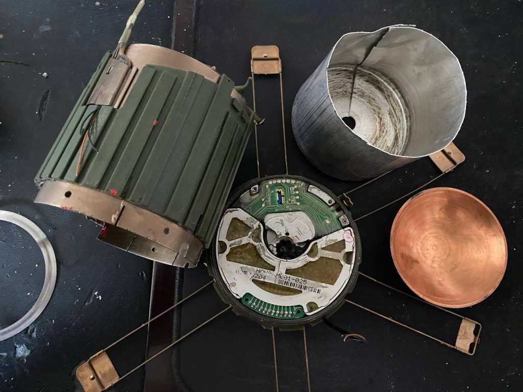 Разбор немецкой противотанковой мины DM1399, запускаемой дистанционно при помощи кассетных боеприпасов AT2 SCATMIN, запускаемых из РСЗО MARS-II (M270B)