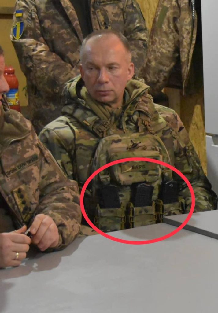 Одна из загадок дня: зачем генерал-полковнику ВСУ Сырскому снаряженные магазины к автомату?