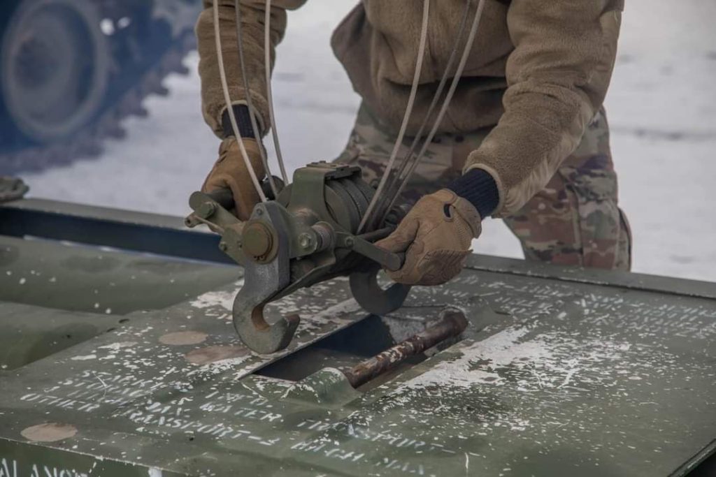 Процесс заряжания РСЗО M270B из состава 73-го артиллерийского полка армии США, дислоцированного в Южной Корее