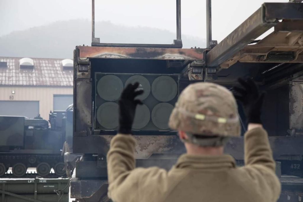 Процесс заряжания РСЗО M270B из состава 73-го артиллерийского полка армии США, дислоцированного в Южной Корее