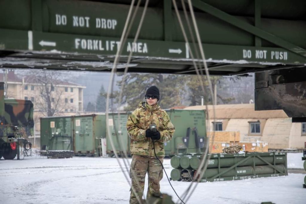 Процесс заряжания РСЗО M270B из состава 73-го артиллерийского полка армии США, дислоцированного в Южной Корее