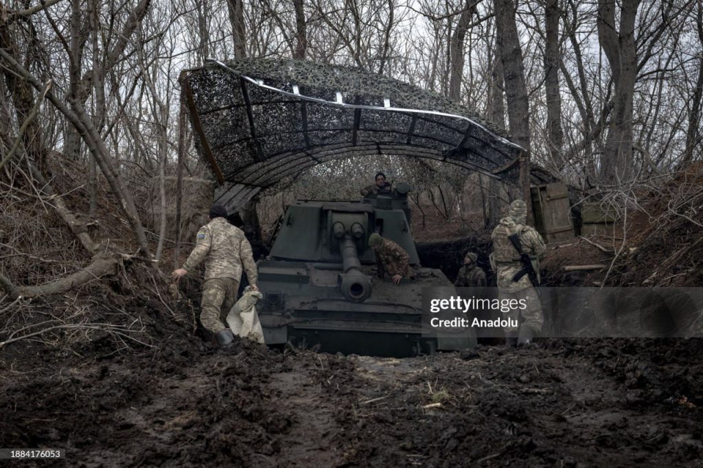 Процесс укрывания украинской 152-мм САУ 2С3 "Акация" маскировочным противоланцетным шалашом на Авдеевском направлении