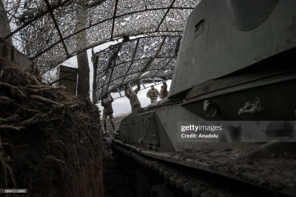 Процесс укрывания украинской 152-мм САУ 2С3 "Акация" маскировочным противоланцетным шалашом на Авдеевском направлении