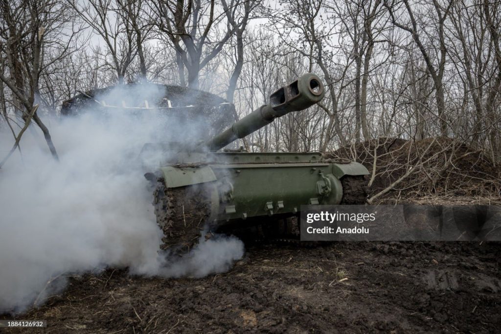 Процесс укрывания украинской 152-мм САУ 2С3 "Акация" маскировочным противоланцетным шалашом на Авдеевском направлении