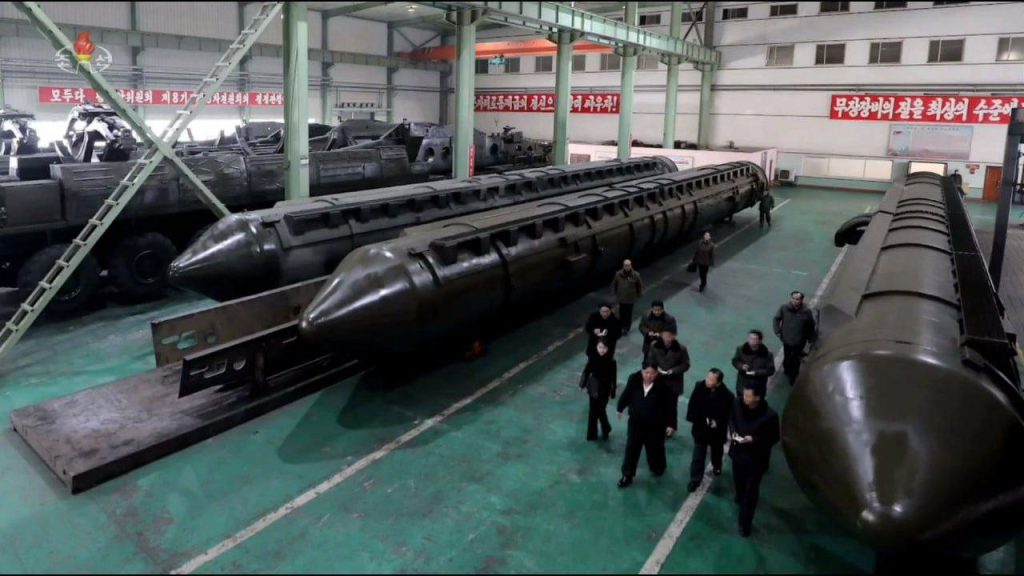 Ким Чен Ын посетил центр по производству подвижных грунтовых ракетных комплексов