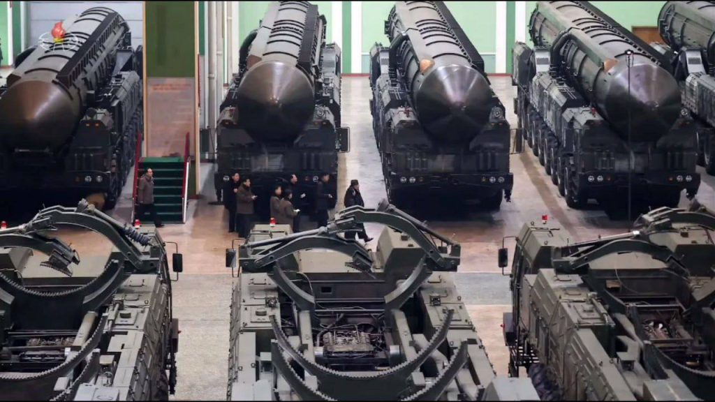 Ким Чен Ын посетил центр по производству подвижных грунтовых ракетных комплексов