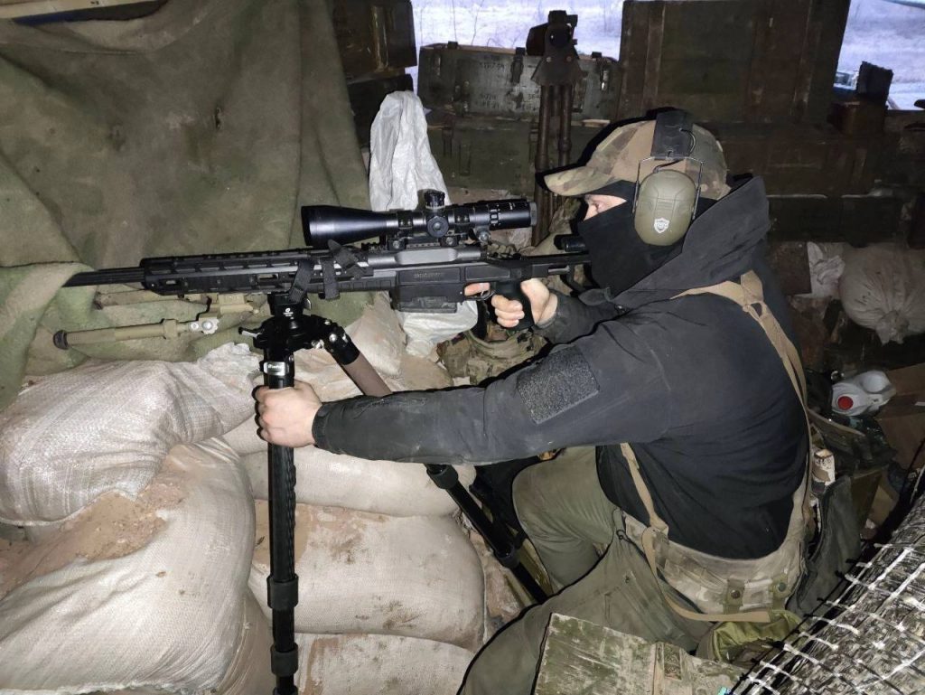 Снайпер с отечественной винтовкой ORSIS T-5000M в ходе боевой работы на Авдеевском направлении