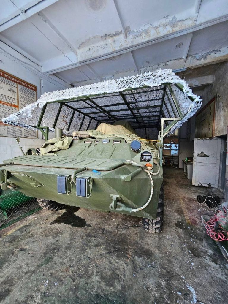 Засветилась разведывательно химическая машина РХМ-6 с защитным антидроновым козырьком