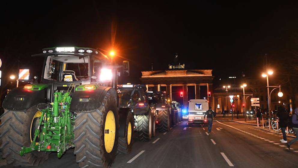 "Наблюдаем со злобным интересом": Медведев о парализовавших Германию забастовках
