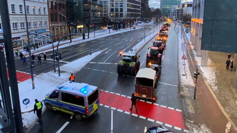 "Наблюдаем со злобным интересом": Медведев о парализовавших Германию забастовках