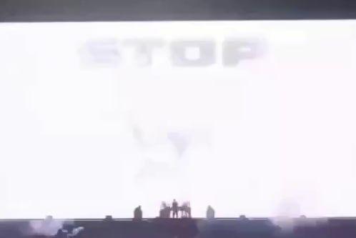 "Хватит финансировать Украину": такой лозунг появлялся перед концертом известного американского певца Moby