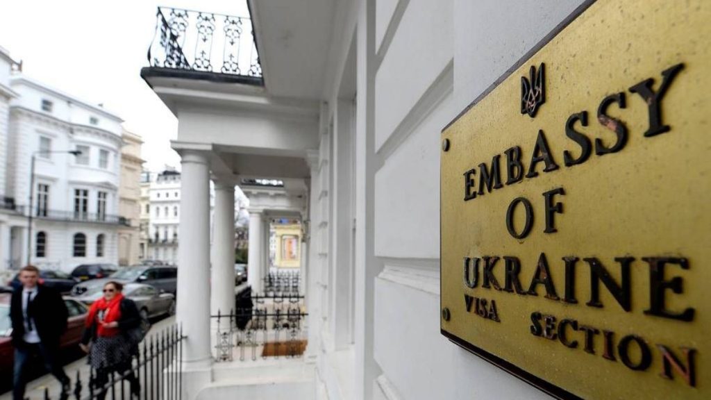 Консульство Украины в Лондоне призвало украинцев за границей встать на военный учет