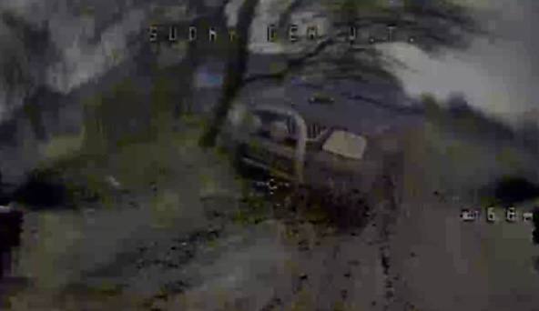 Где-то в зоне СВО внедорожник - поражен