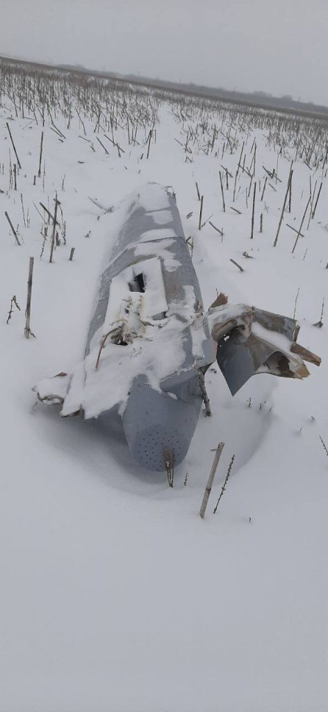 Обломки упавшей ракеты Х-101 в поле Волгоградской области