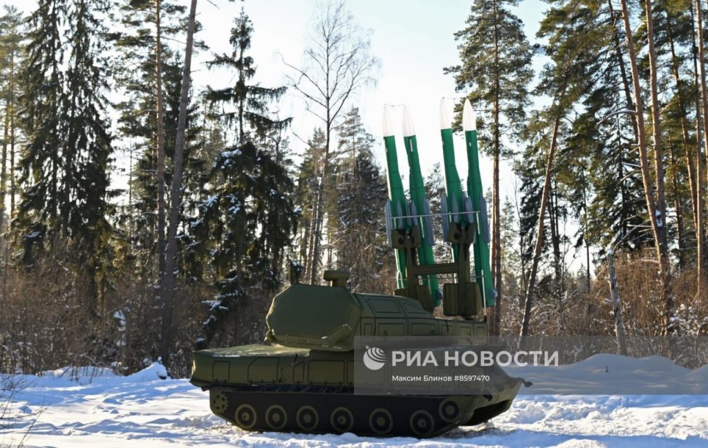 Пневмокаркасный макет самоходной огневой установки 9А317 из состава ЗРК 9К317 «Бук-М2» на вооружении инженерных войск ВС РФ