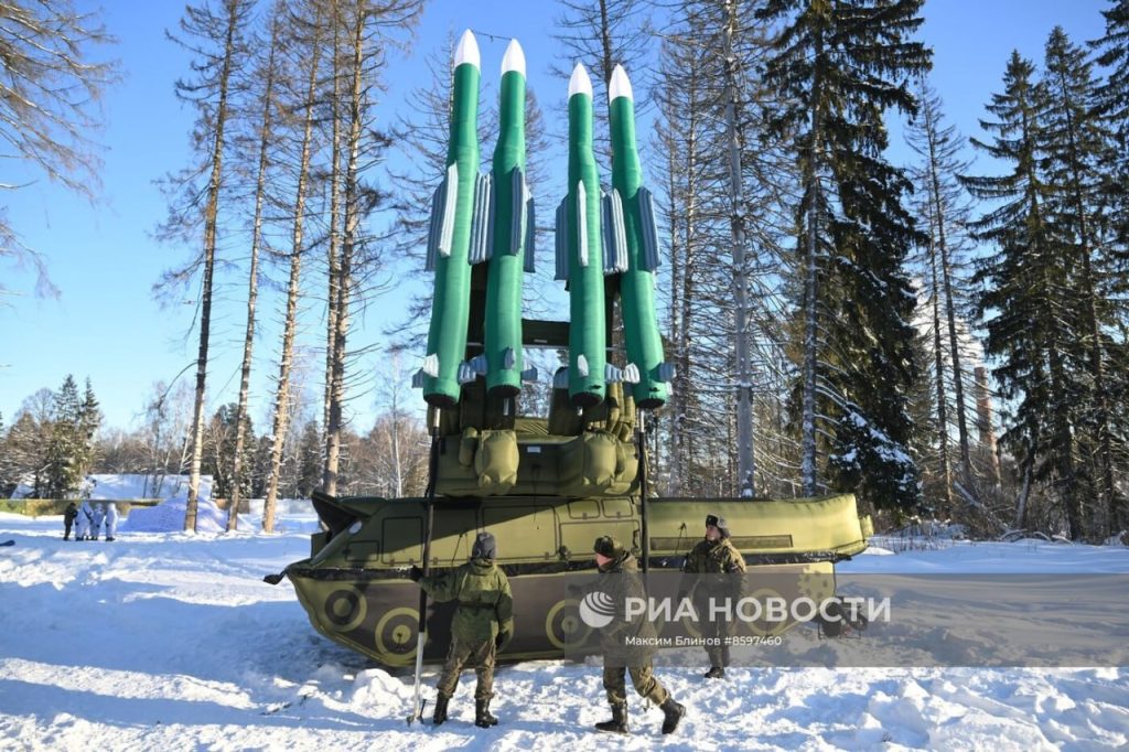 Пневмокаркасный макет самоходной огневой установки 9А317 из состава ЗРК 9К317 «Бук-М2» на вооружении инженерных войск ВС РФ