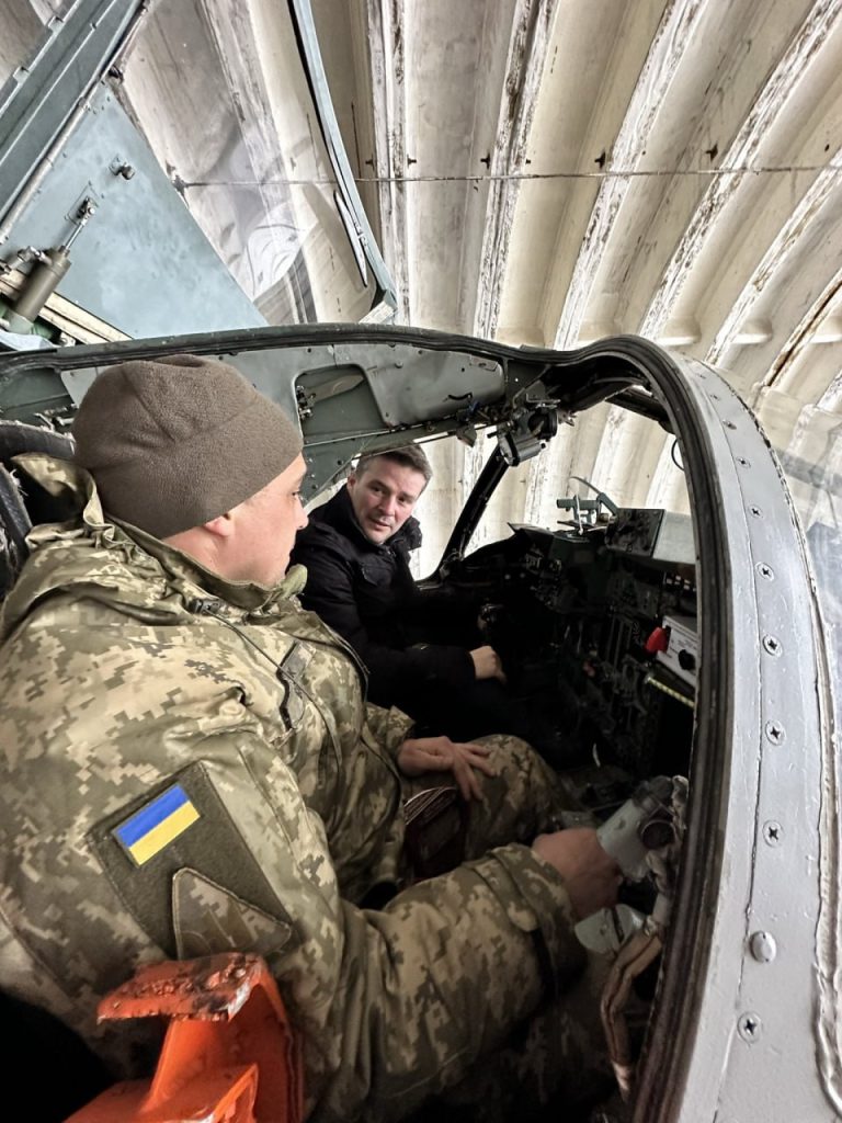 Депутат Бундестага Маркус Фабер посетил украинскую авиабазу Староконстантинов