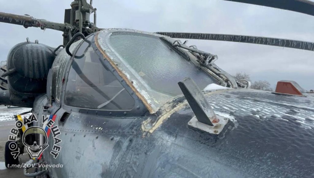 Заросший льдом вертолет Ка-52 ВКС РФ на одном из аэродромов