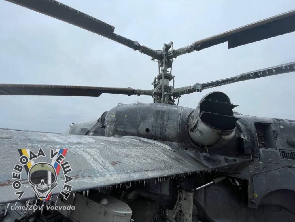 Заросший льдом вертолет Ка-52 ВКС РФ на одном из аэродромов