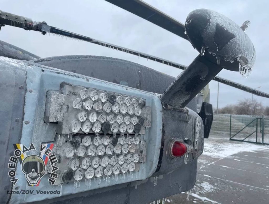 Заросший льдом вертолет Ка-52 ВКС РФ на одном из аэродромов