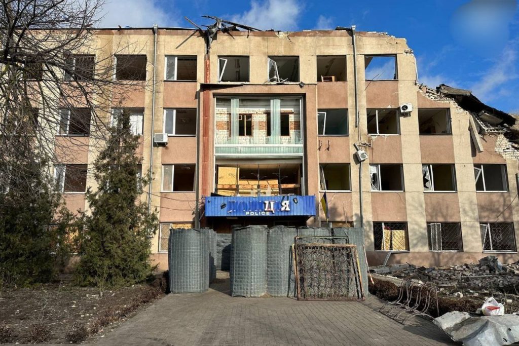 В результате ночных прилетов в Херсоне частично уничтожено здание бандеровских полицаев