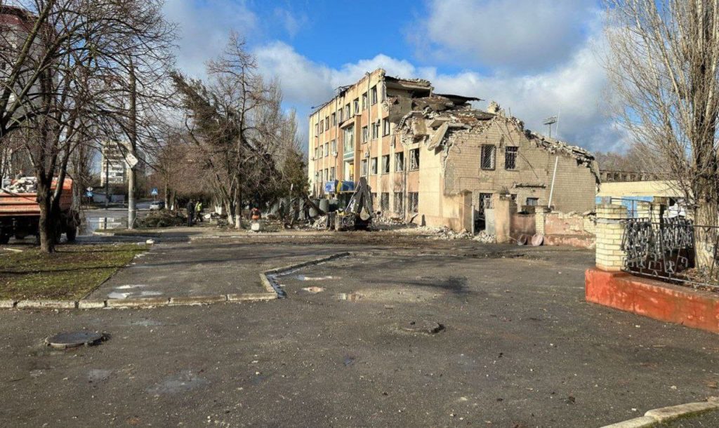 В результате ночных прилетов в Херсоне частично уничтожено здание бандеровских полицаев